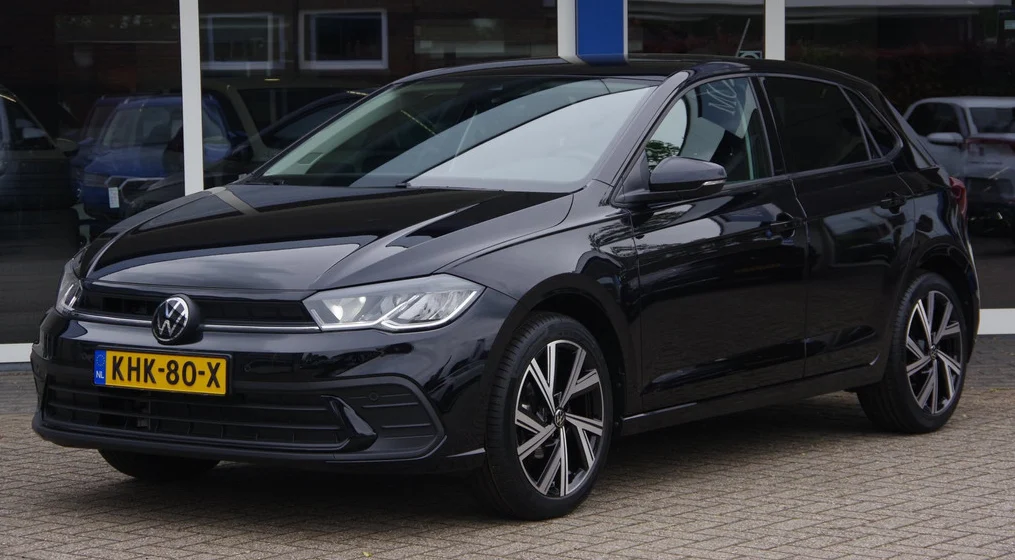 De zwarte Volkswagen Polo lesauto van Autorijschool Prime